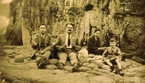 Primera imagen del registro Retrato de Personas en la Playa de Constitución