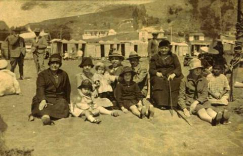 Primera imagen del registro Grupo de Personas en la Playa de Constitución