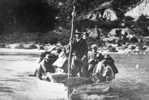 Primera imagen del registro Grupo de Personas en Bote