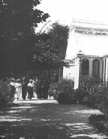 Primera imagen del registro Grupo de Personas en Jardín