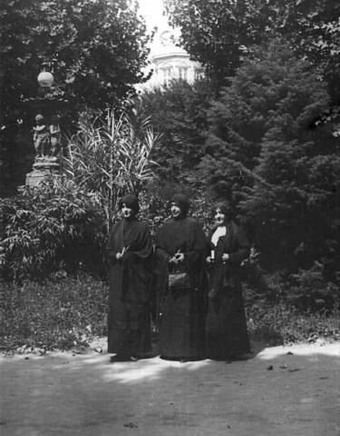 Primera imagen del registro Retrato de Tres Damas en un Jardín