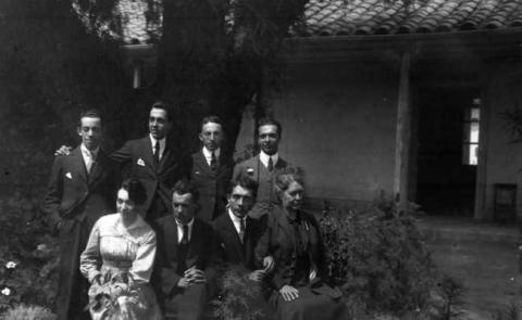 Primera imagen del registro Retrato de Damas y Caballeros en un Patio