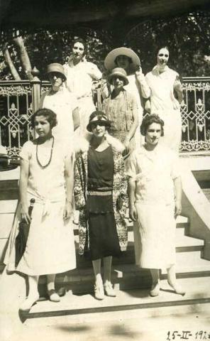 Primera imagen del registro Retrato de Cristina E.M. y otras mujeres en kiosco de la plaza de Constitución