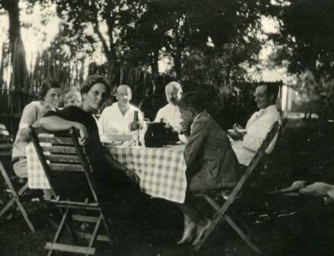 Primera imagen del registro Retrato de Grupo de Personas en una Mesa de Campo