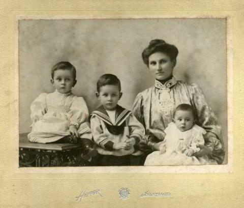 Primera imagen del registro Retrato de madre con sus hijos