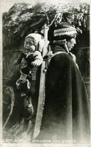Primera imagen del registro Mujer mapuche cargando a su hijo