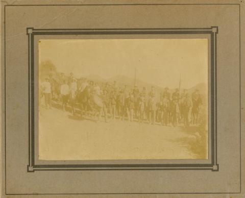Primera imagen del registro Destacamento de civiles, algunos a caballo, incluyendo a un tambor en las cercanías