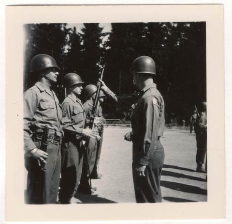 Primera imagen del registro OFICIAL REVISTANDO A SU TROPA,AUSTRIA