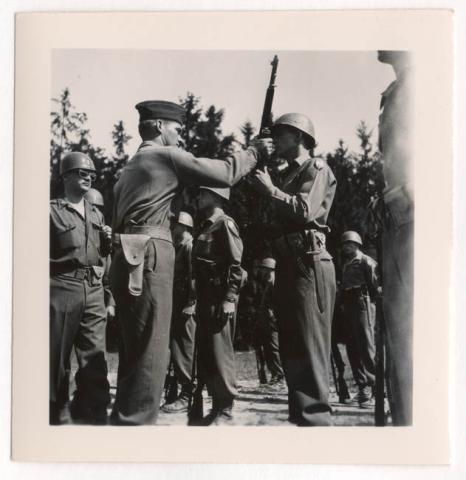 Primera imagen del registro OFICIAL REVISTANDO A SU TROPA,AUSTRIA