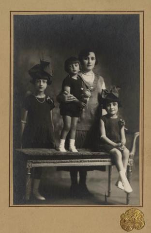 Primera imagen del registro Retrato de familia, madre con sus hijos