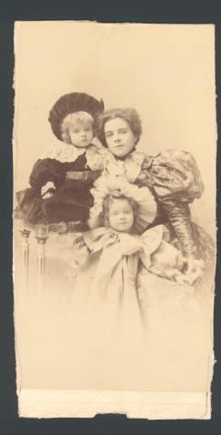 Primera imagen del registro Retrato de Marta Aldunate de Subercaseaux e hijos