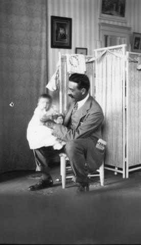 Primera imagen del registro Retrato de Edmundo Eastman Cox y uno de sus hijos