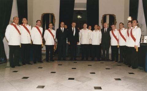 Primera imagen del registro AYLWIN CON MINISTRO DEFENSA Y GRALES. EJ
