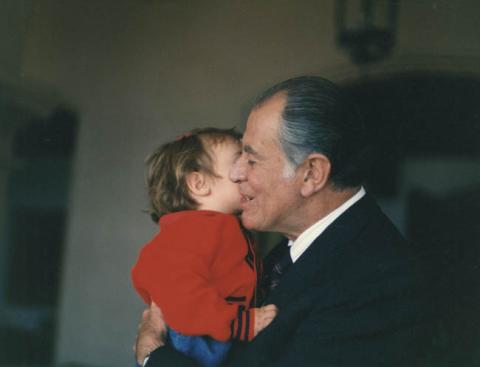 Primera imagen del registro AYLWIN CON NIÑA EN BRAZOS