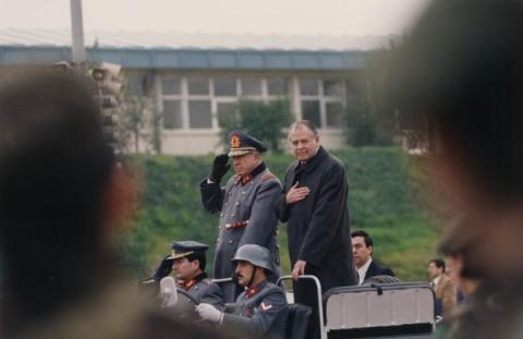 Primera imagen del registro Presidente Aylwin junto al General Pinochet