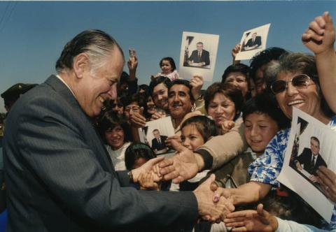 Primera imagen del registro PDTE. AYLWIN SALUDANDO A LA GENTE