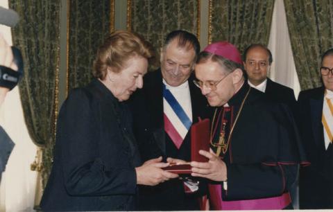Primera imagen del registro PDTE. AYLWIN Y SRA. CON SACERDOTE EN ROM