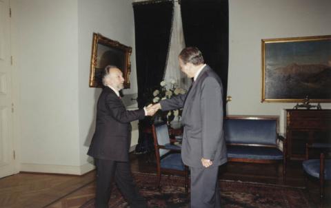 Primera imagen del registro AYLWIN SALUDANDO A MINISTRO ARRATE