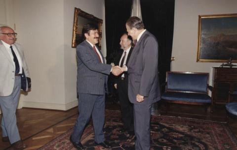 Primera imagen del registro AYLWIN SALUDANDO AL SENADOR NUñEZ MONEDA
