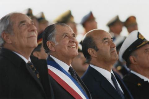 Primera imagen del registro Presiente Aylwin con senador Valdés en Parada Militar