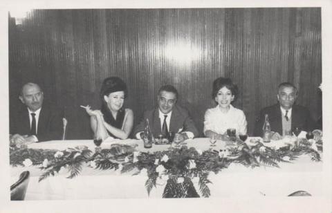 Primera imagen del registro S.PIÑEIRO Y N.MERUANE EN UNA COMIDA.