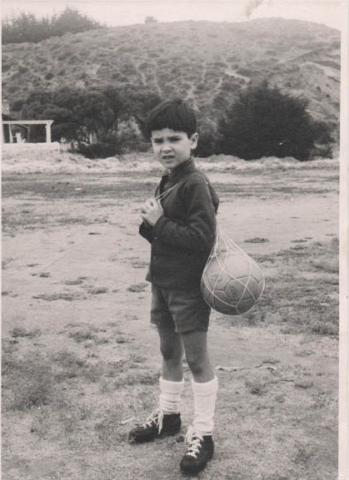Primera imagen del registro Niño con equipo de fútbol