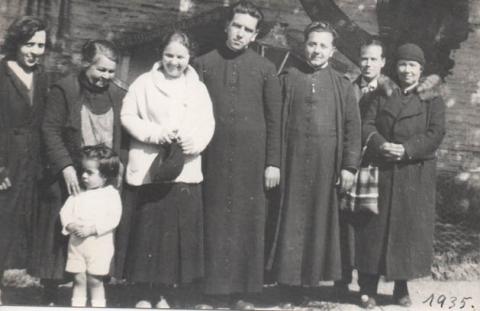Primera imagen del registro RETRATO GRUPAL CON DOS SACERDOTES