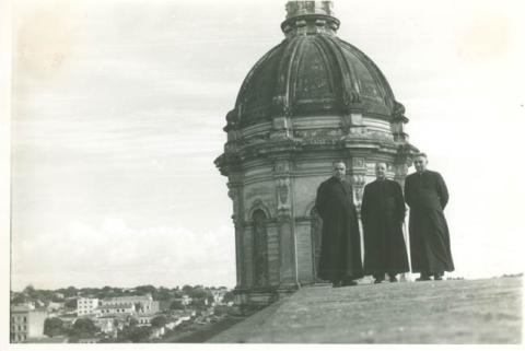 Primera imagen del registro TRES SACERDOTES Y CUPULA