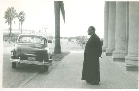 Primera imagen del registro Sacerdote junto a automóvil