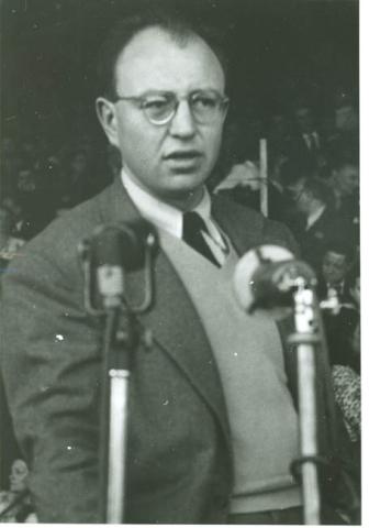 Primera imagen del registro Retrato de Howard Fast, París