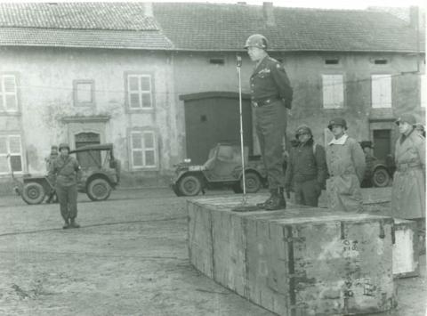 Primera imagen del registro GRAL PATTON PRONUNCIANDO UNA ARENGA