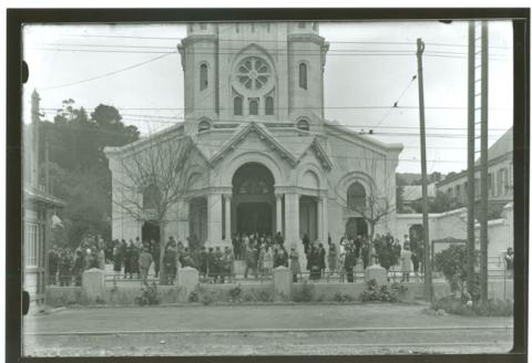 Primera imagen del registro PERSONAS A LA SALIDA DE IGLESIA.
