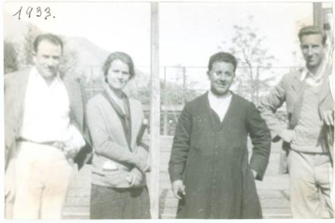 Primera imagen del registro Sacerdote junto a tres personas