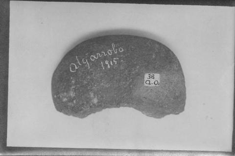 Primera imagen del registro FRAGMENTO DE PIEDRA CON INSCRPCION