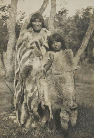 Primera imagen del registro Mujer y niña selknam