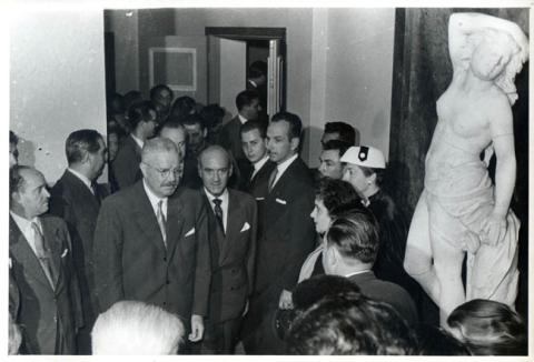 Primera imagen del registro Fotografía con al llegada del Presidente don Carlos Ibáñez del Campo al hall del Museo
