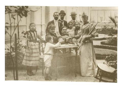Primera imagen del registro Retrato de Agustín Riesco Porto Mariño y su familia