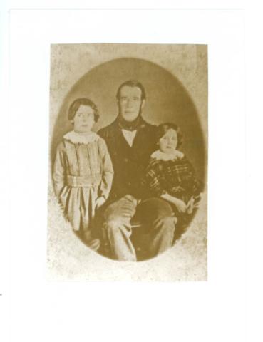 Primera imagen del registro Retrato de Ramón Riesco Medina y sus hijos