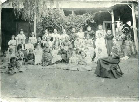 Primera imagen del registro Emelina Molina Alcayaga junto a su grupo escolar