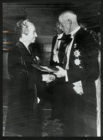 Primera imagen del registro Gabriela Mistral recibiendo el Premio Nobel de literatura