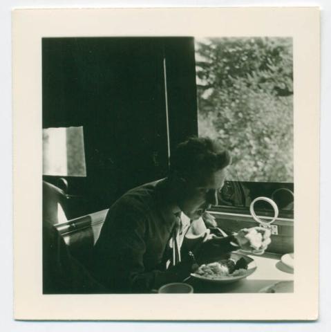 Primera imagen del registro SOLDADO AMERICANO ALMORZANDO EN TREN,AUS