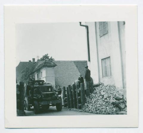 Primera imagen del registro CAMION MILITAR EN UN PUEBLO,AUSTRIA