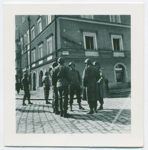 Primera imagen del registro OFICIALES AMERICANOS EN CALLE A.HITLER
