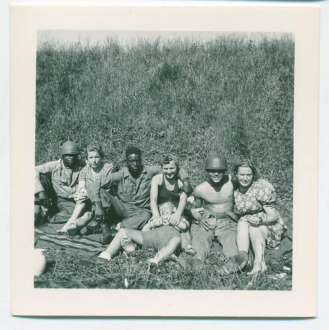 Primera imagen del registro Soldados americanos con sus mujeres, Austria