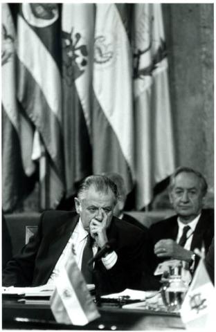 Primera imagen del registro PDTE.AYLWIN ESCUCHANDO UN DISCURSO.