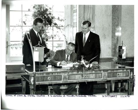 Primera imagen del registro P.AYLWIN FIRMA LIBRO VISITAS ILUSTRES.