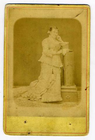 Primera imagen del registro Retrato de Elvira Riesco Porto Mariño