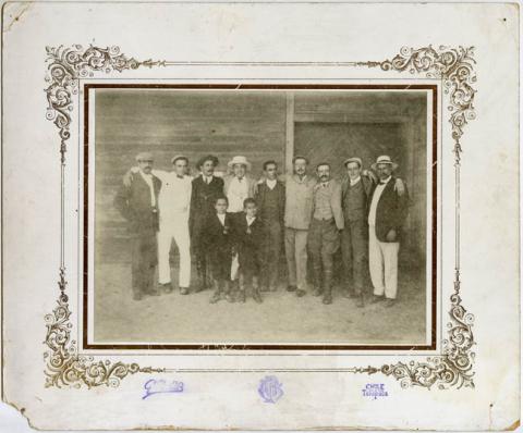 Primera imagen del registro Retrato grupal de hombres no identificados.