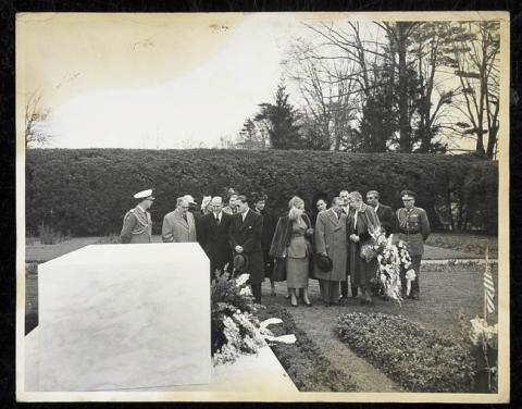 Primera imagen del registro Gabriel Gonzalez Videla visitando la tumba del Presidente Roosevelt