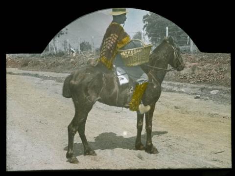 Primera imagen del registro Campesino a caballo con canasto